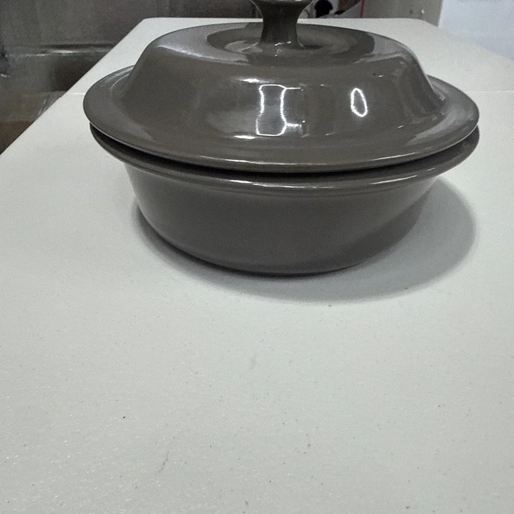 Pampered Chef Stoneware 6 cup/1.5 L Round Gray Covered Casserole Baker New